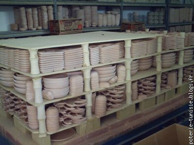 Une fois cuits, les articles de poterie sont prèts à etre émaillés
